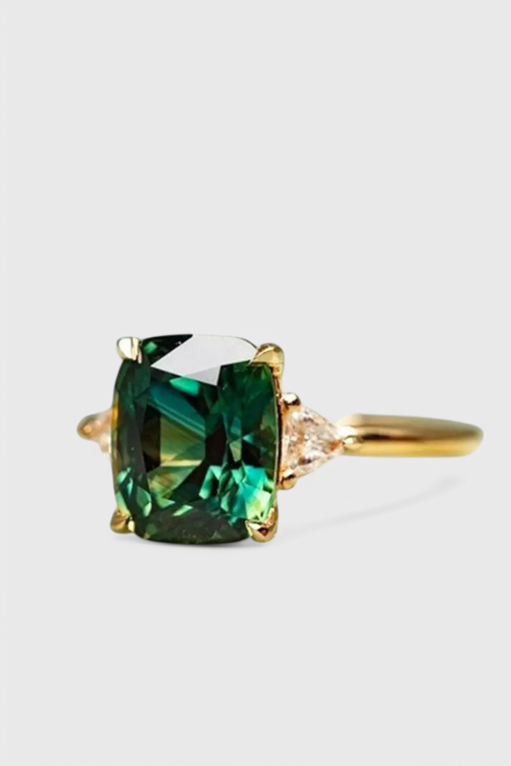 Anillo de Esmeralda Cuadrado Elegante en Acabado Dorado